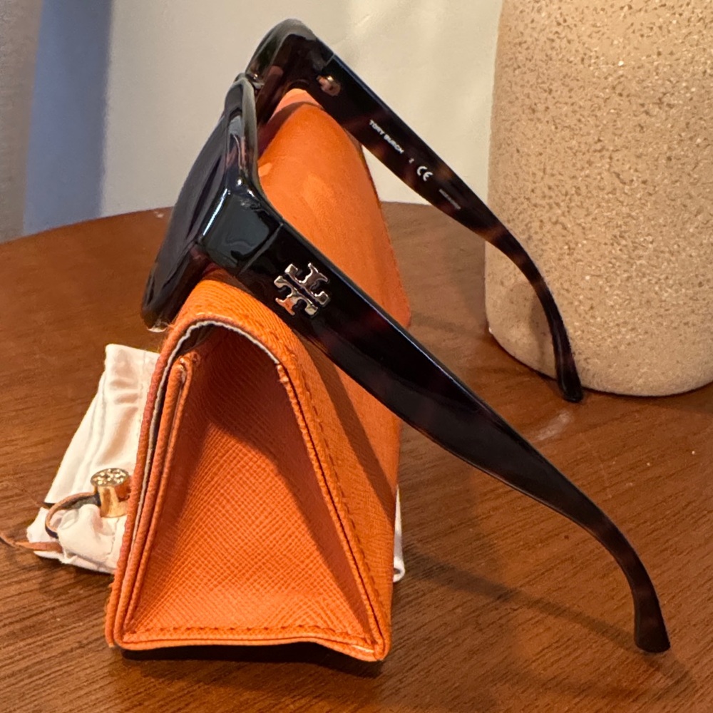 Tory Burch Orange Wallet and Sunglasses Set - Picture 2 of 9